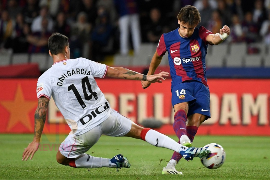 Tiền đạo 17 tuổi ghi bàn cứu Barca